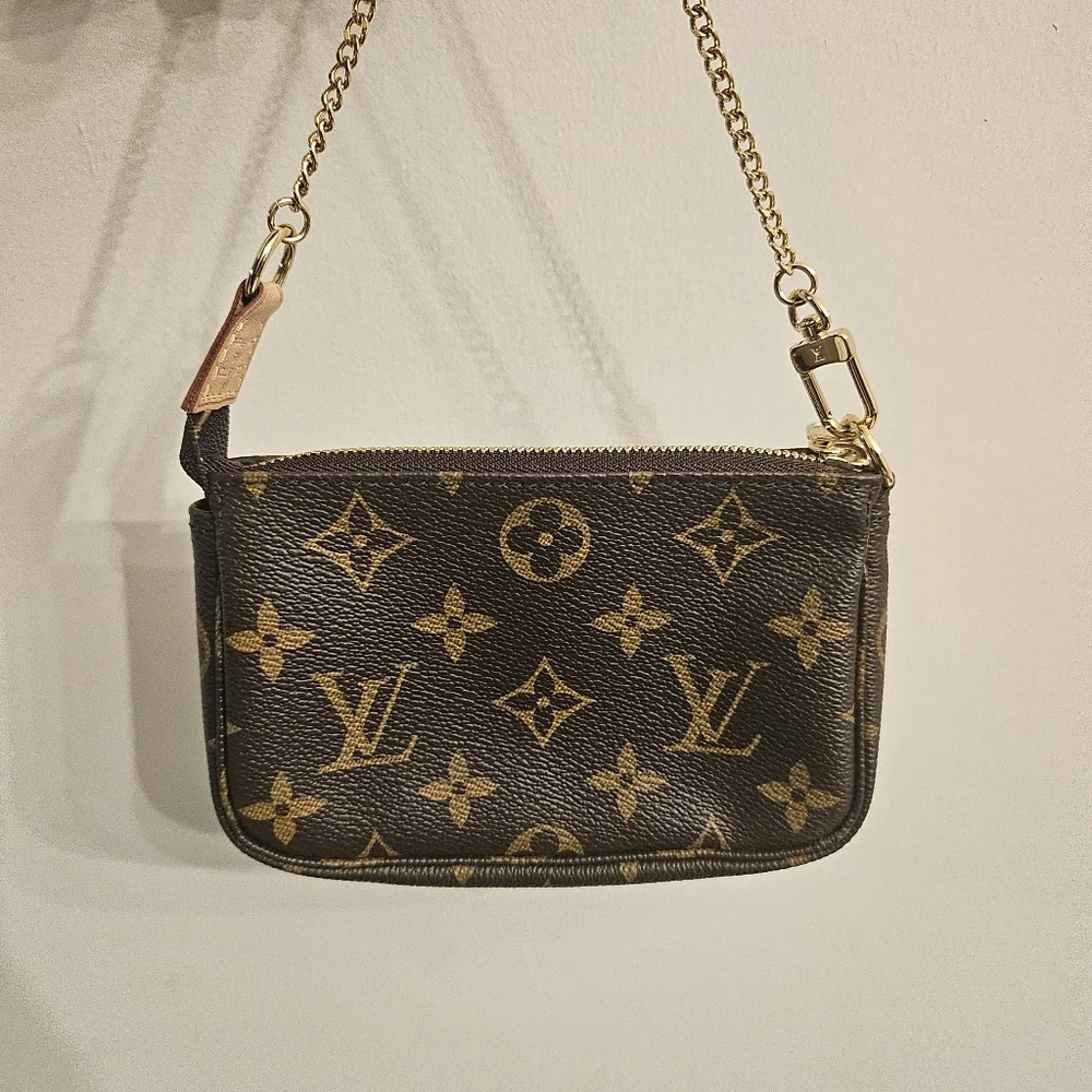⭐SOLD⭐   Louis Vuitton Mini Pochette Accessoires Monogram | Chain Strap | France - Picture 2 of 10